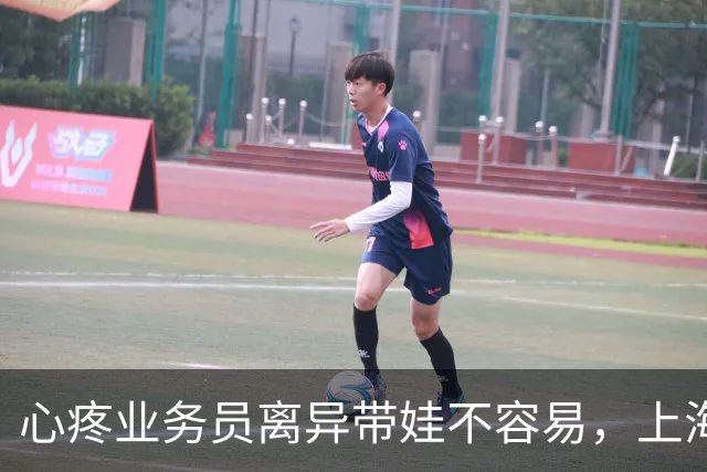 心疼业务员离异带娃不容易，上海60多岁阿姨特地买保险支持，还交出手机让她代交费，结果5年被转走200万元，法院判了：有期徒刑11年9个月